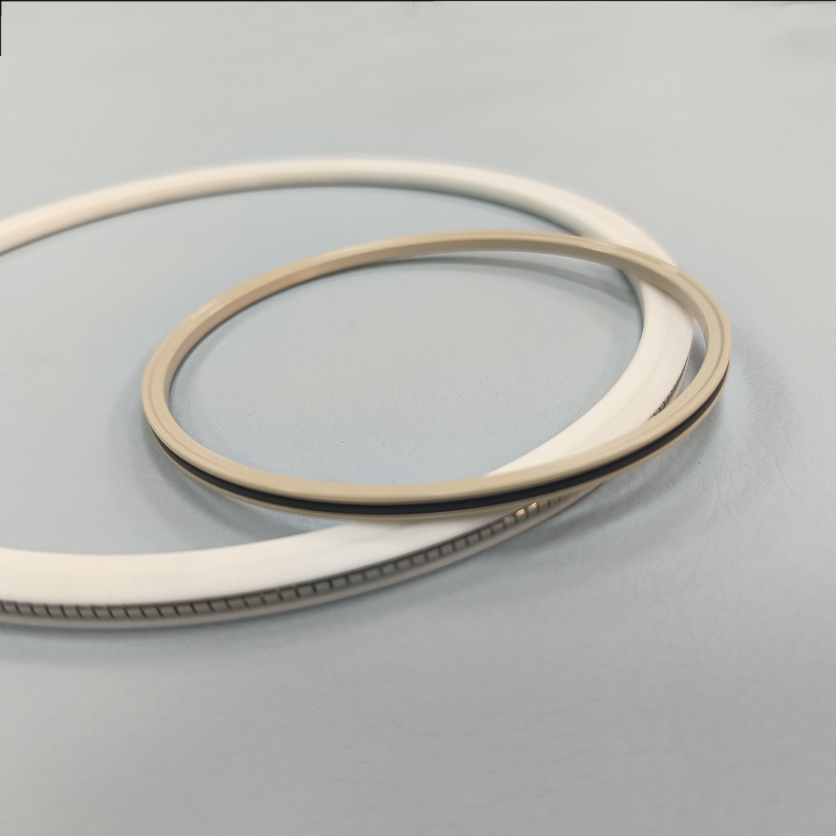 端面外向泛塞封